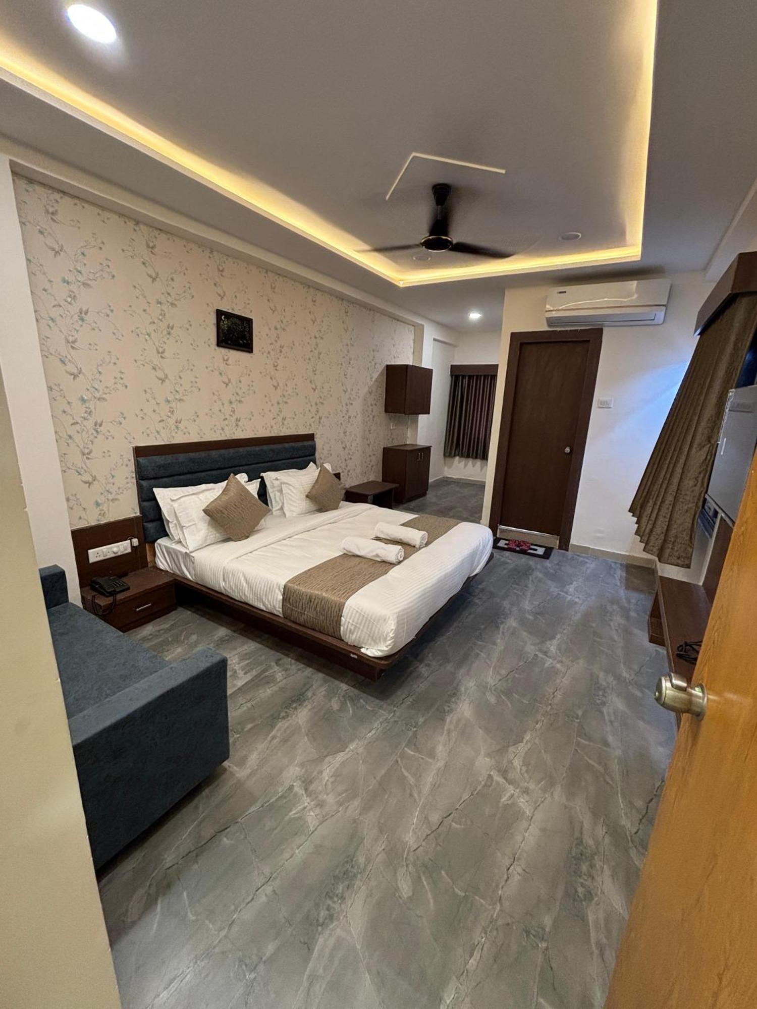 Hotel Mountain Bharuch Bagian luar foto