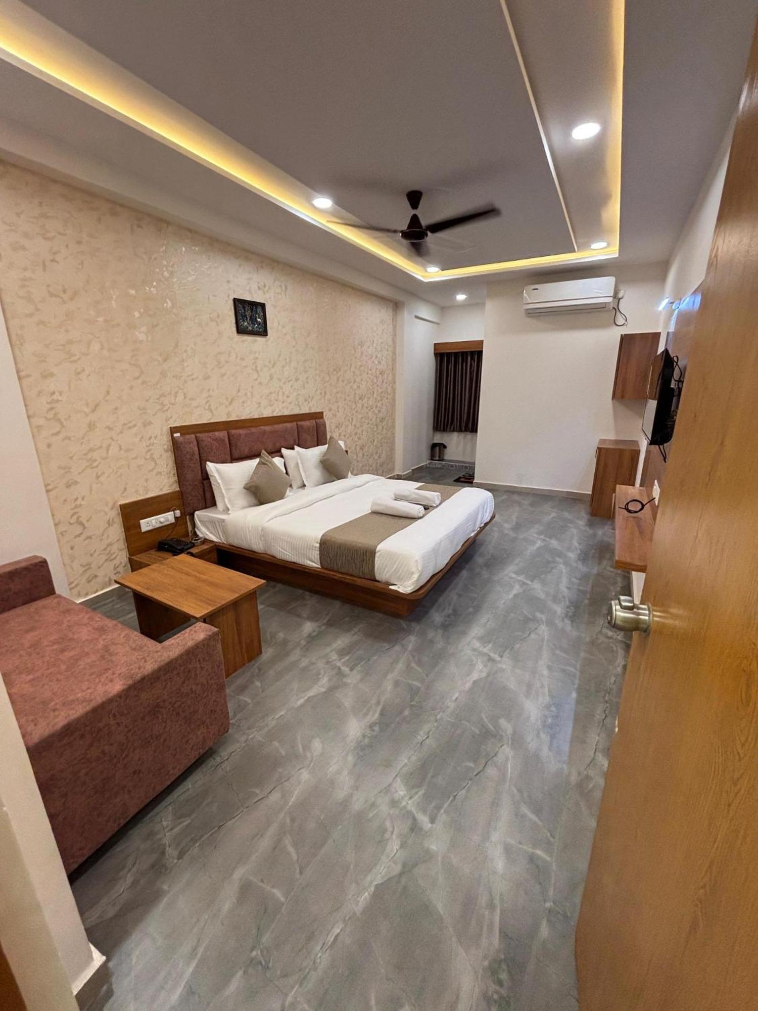 Hotel Mountain Bharuch Bagian luar foto