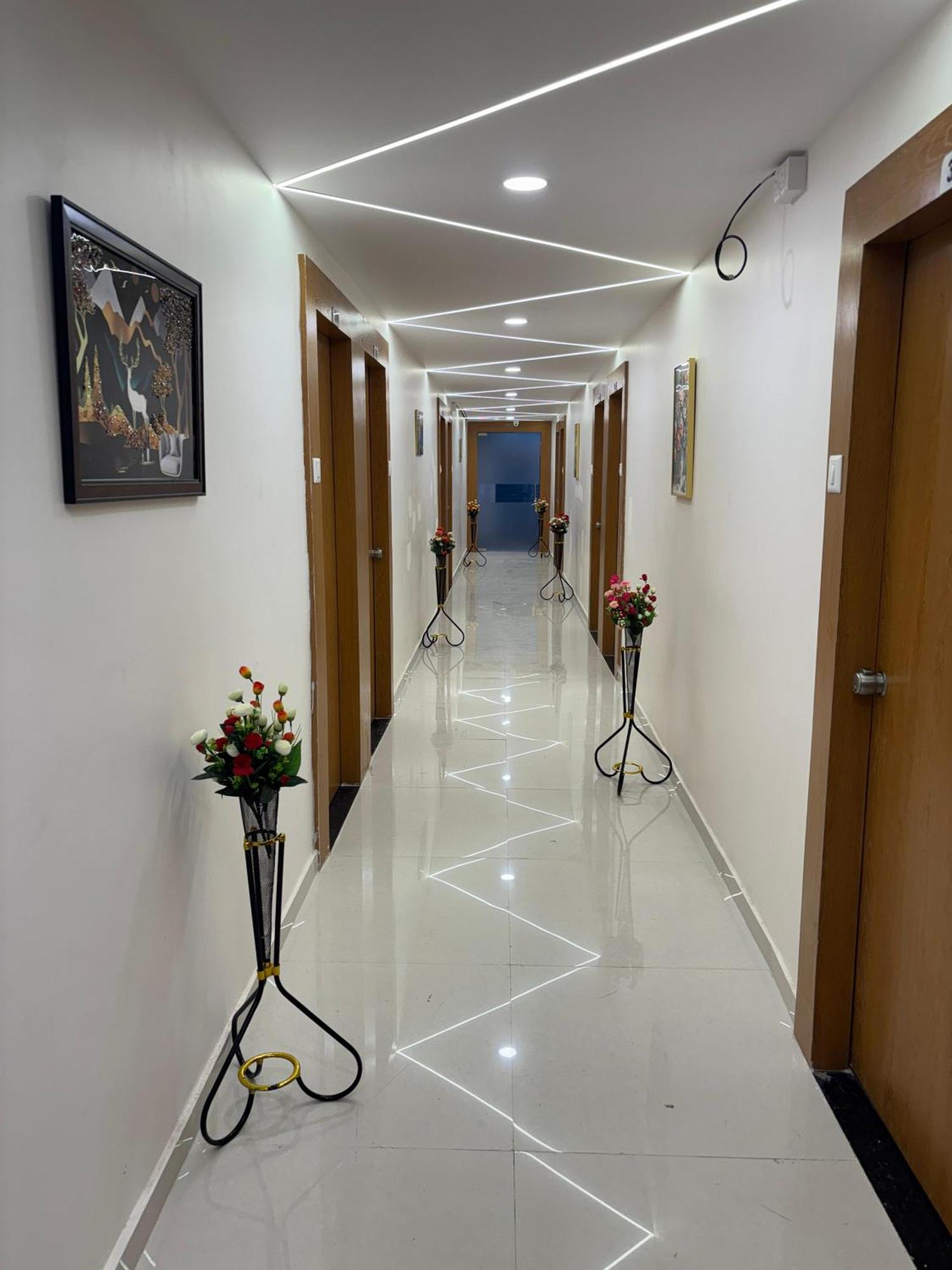 Hotel Mountain Bharuch Bagian luar foto