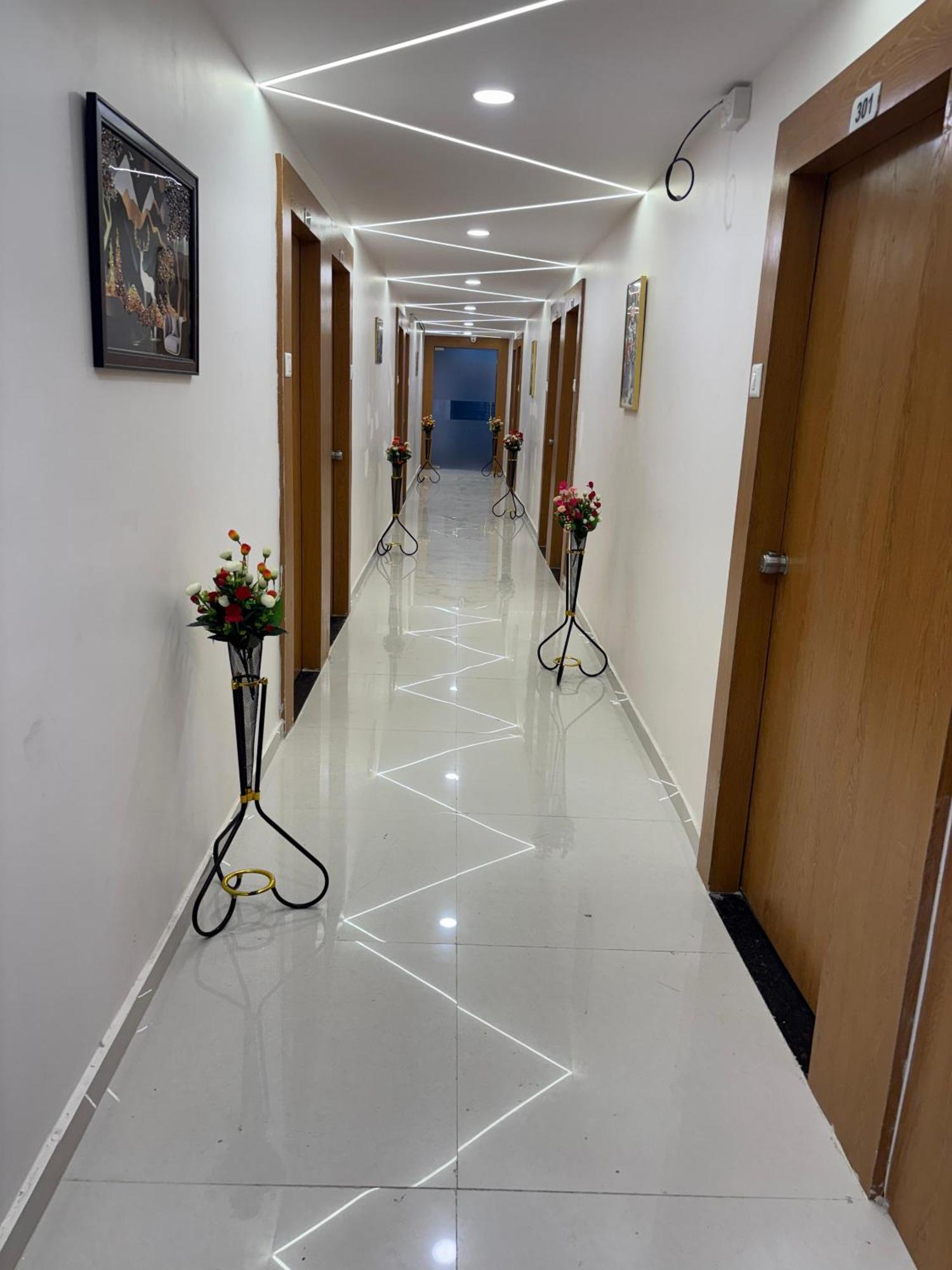 Hotel Mountain Bharuch Bagian luar foto