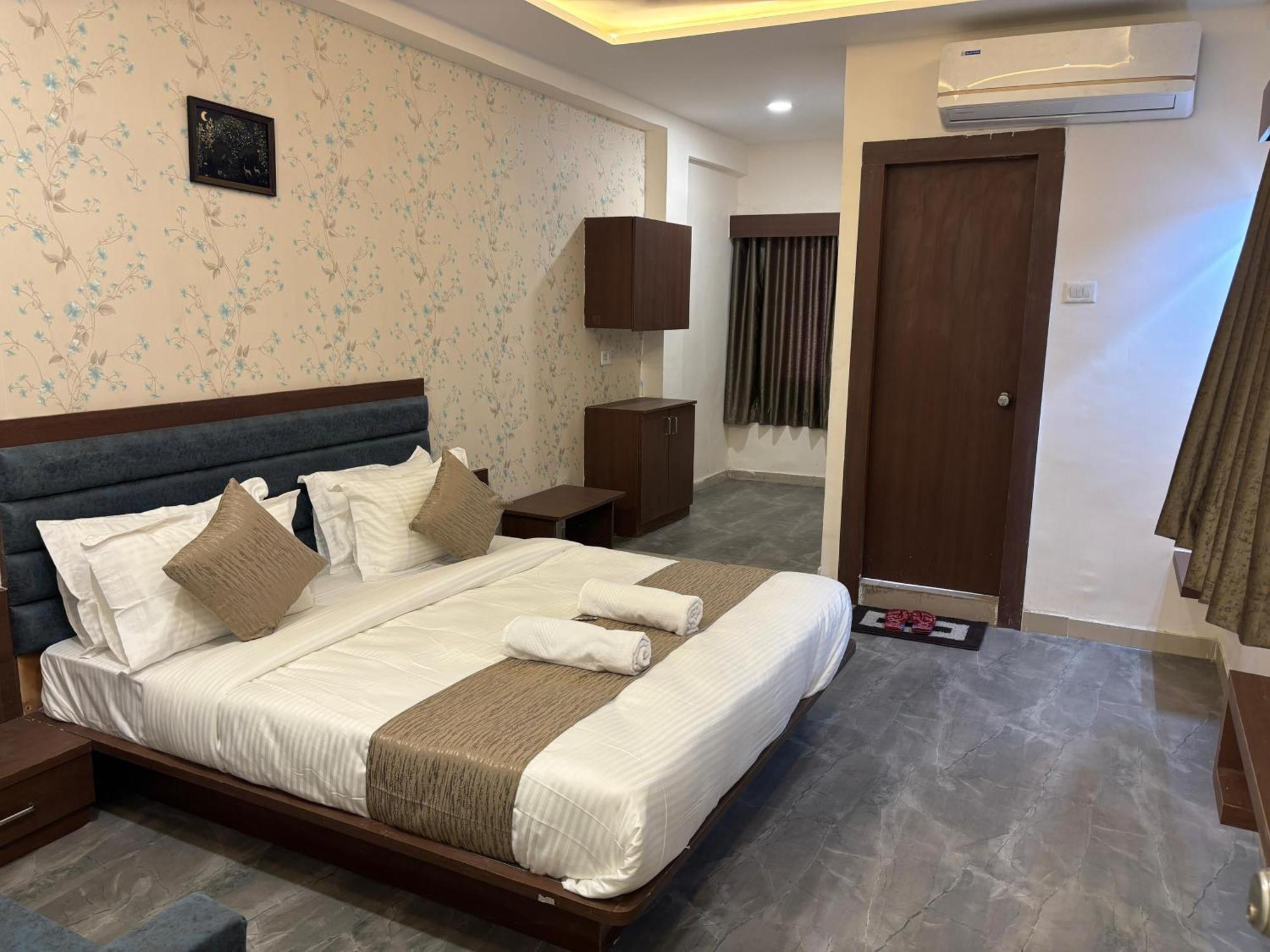 Hotel Mountain Bharuch Bagian luar foto