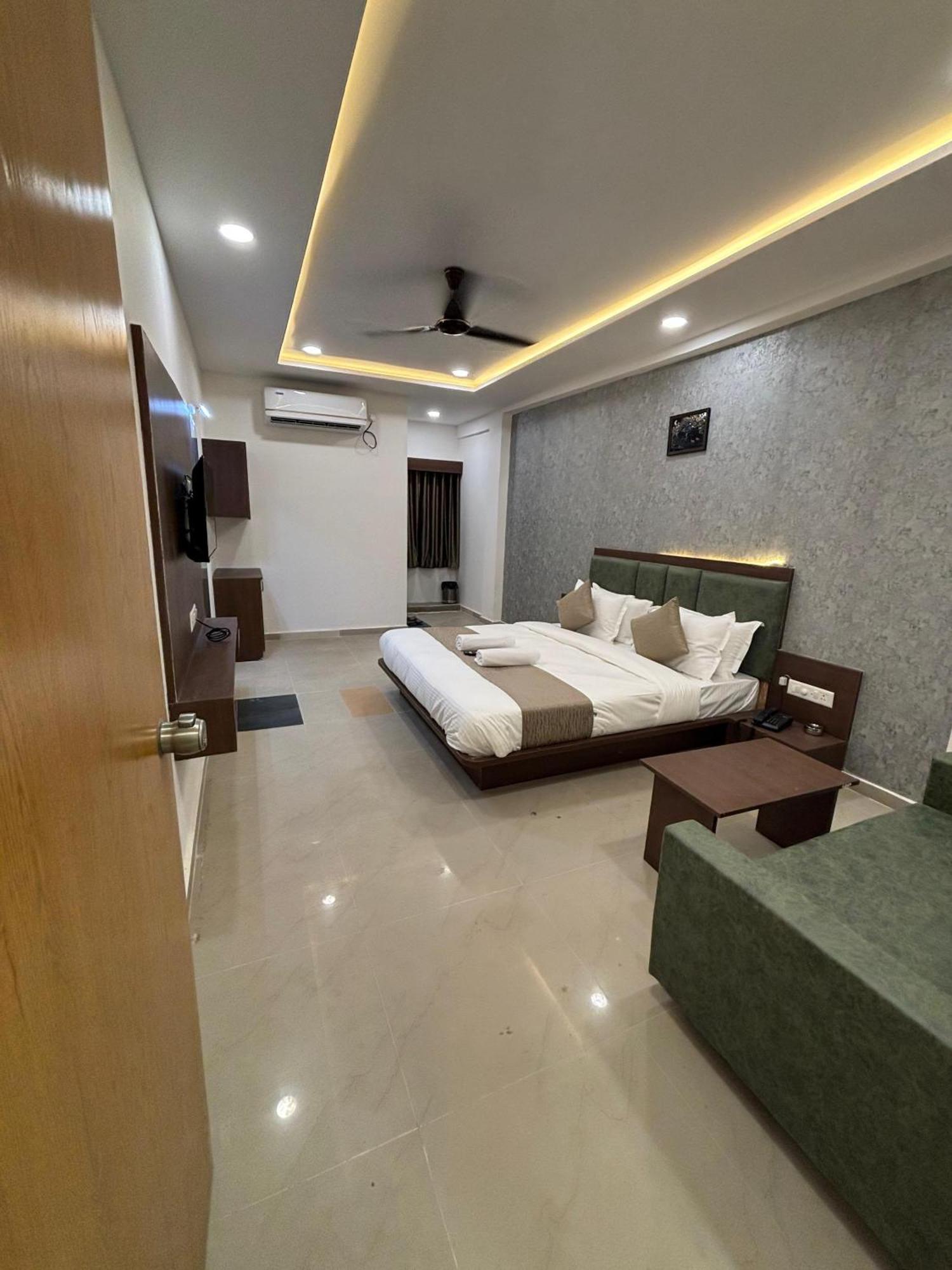 Hotel Mountain Bharuch Bagian luar foto