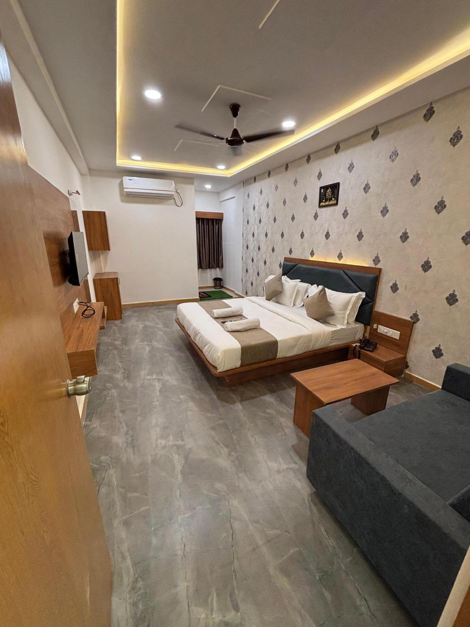 Hotel Mountain Bharuch Bagian luar foto
